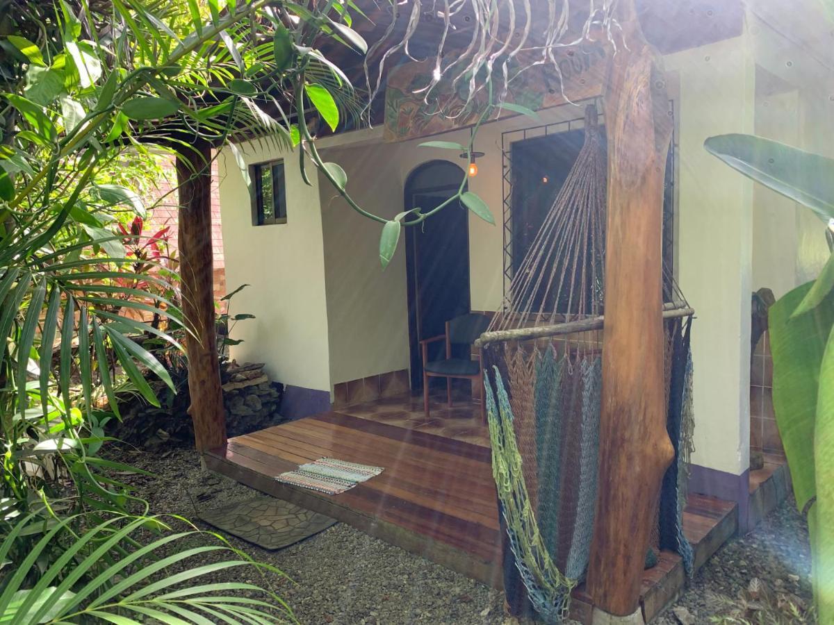 Cabinas Tito Cahuita Exterior foto